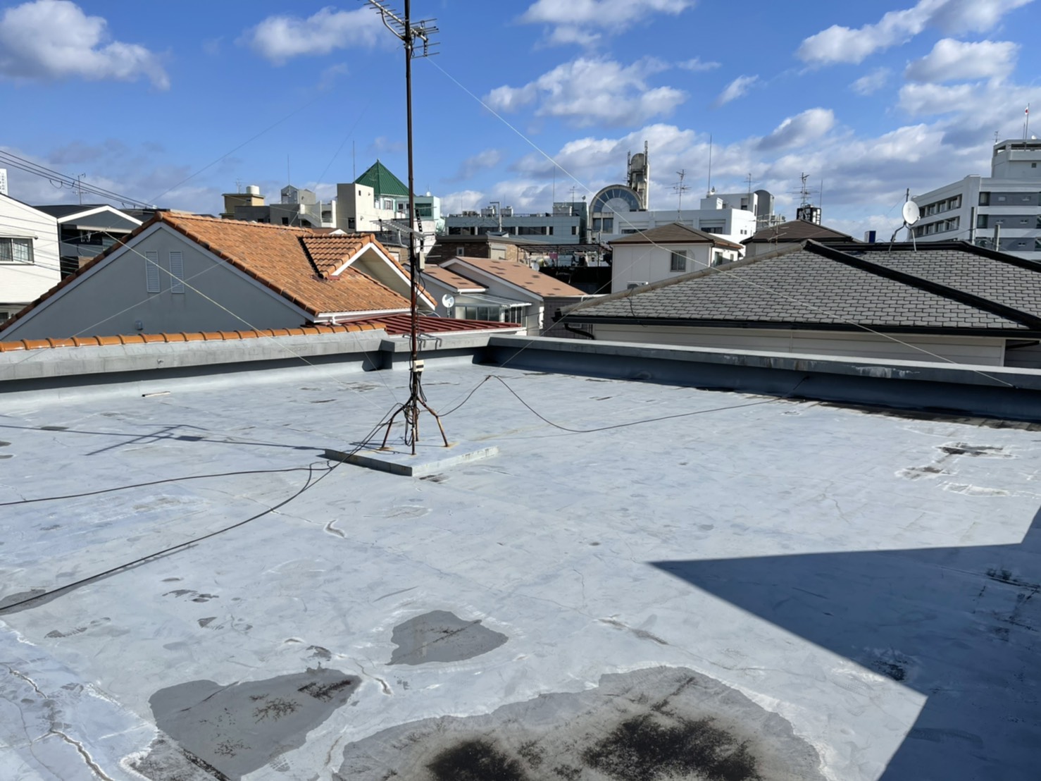 吹田市で陸屋根の防水工事を検討の方へ問題点やメンテナンス方法を解説します