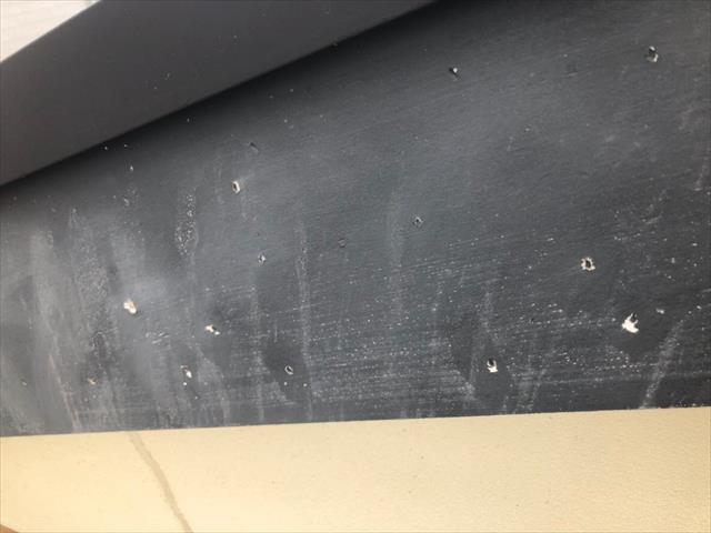 豊中市３階建て住宅の木部や鉄部などの付帯部を塗装しています