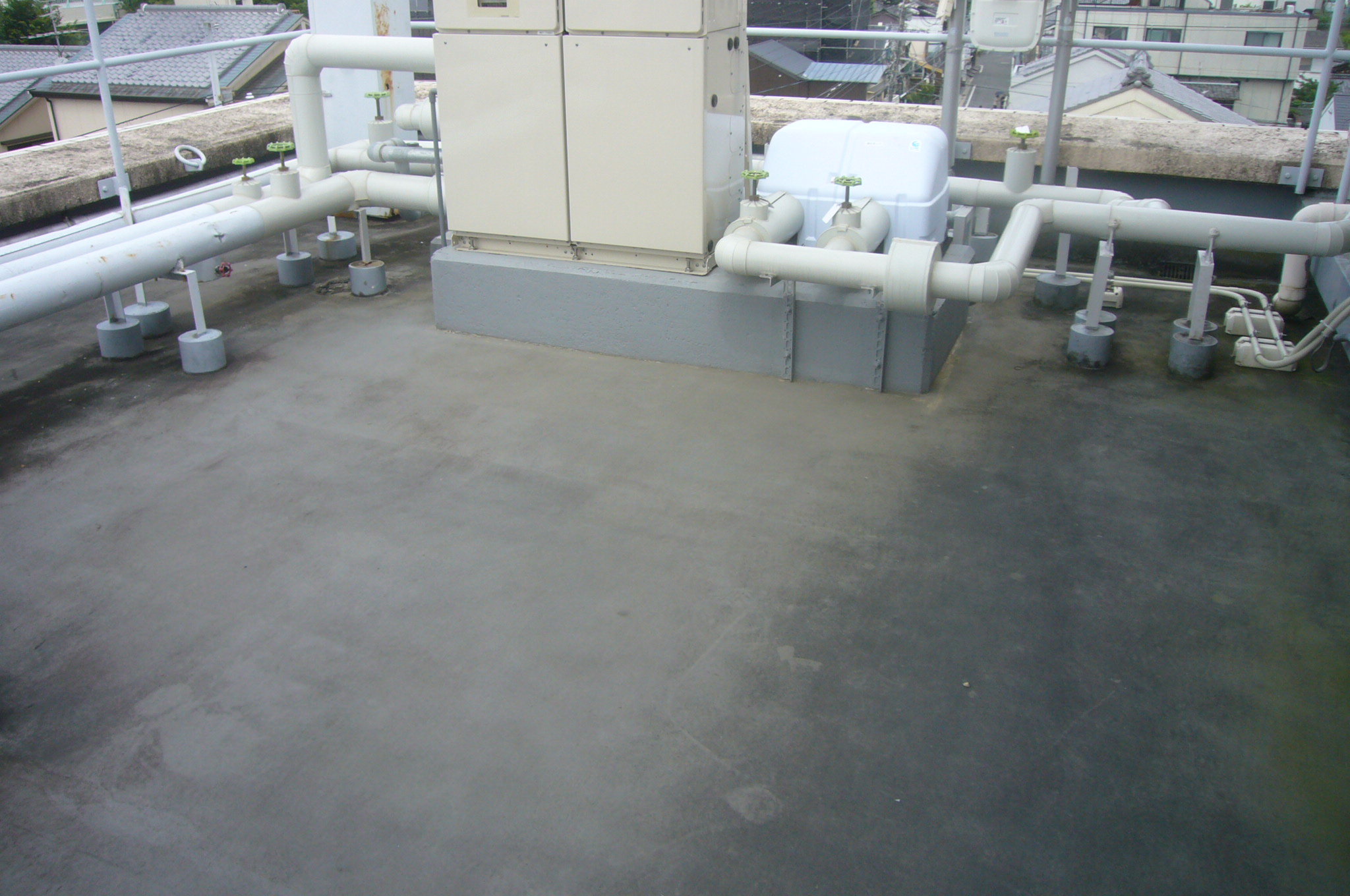 吹田市の５階建てビル屋上防水の現場調査を行っています。