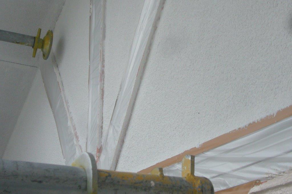 寝屋川市ではパーフェクトトップを使用した外壁塗装が進行中