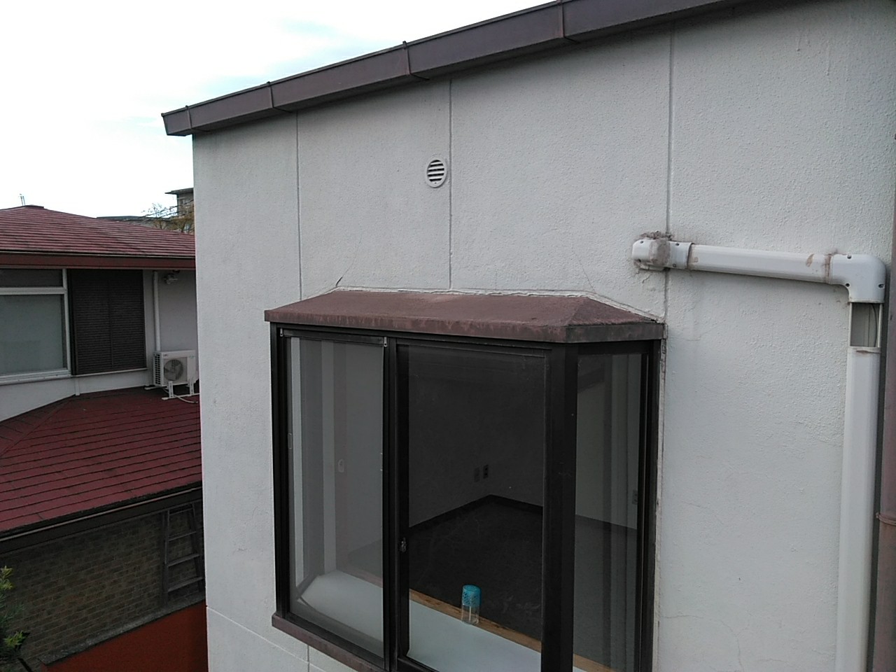 出窓は雨漏りに注意