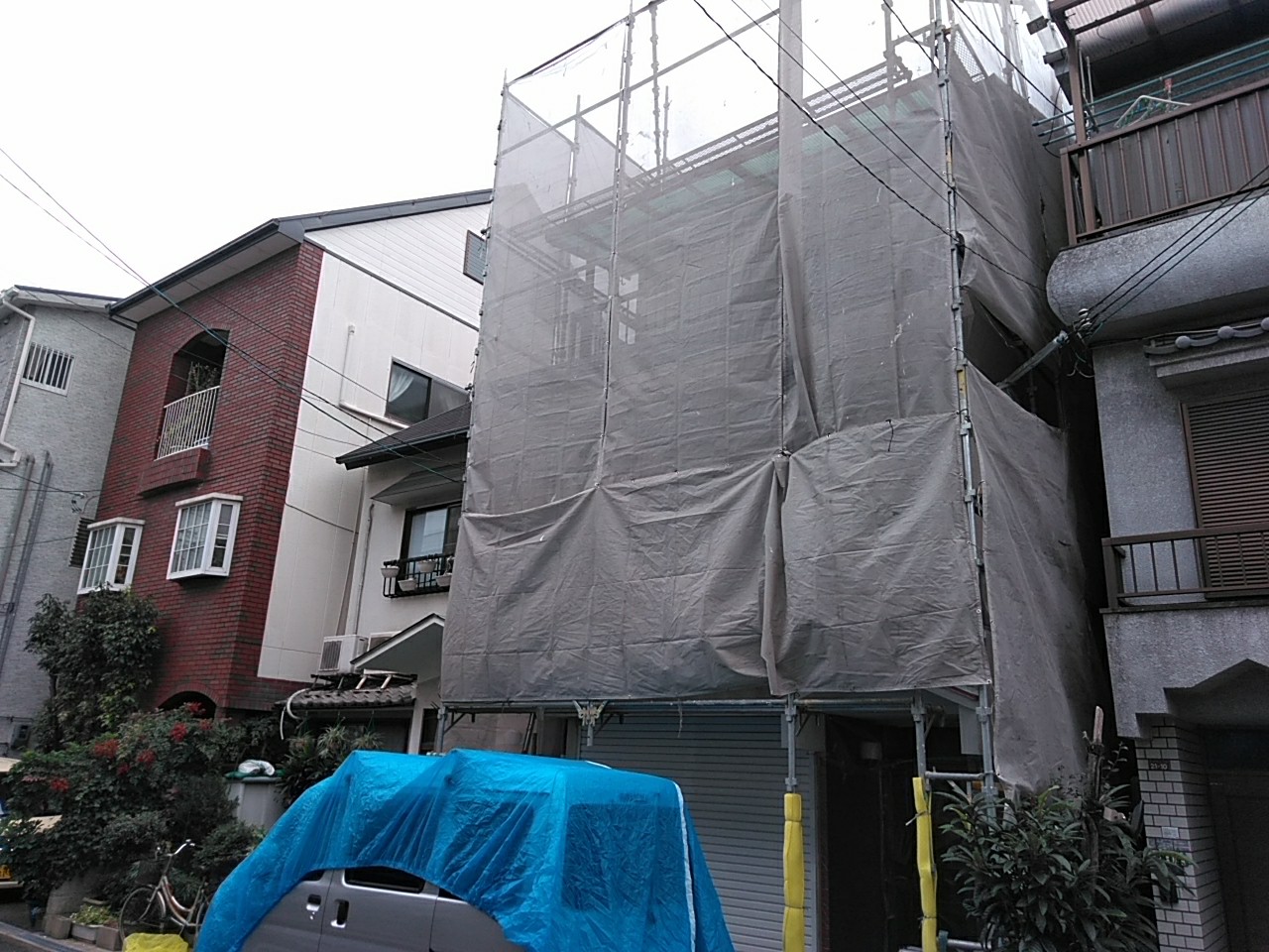 豊中市の一戸建て住宅外壁塗装は本日から下塗りが始まりました。