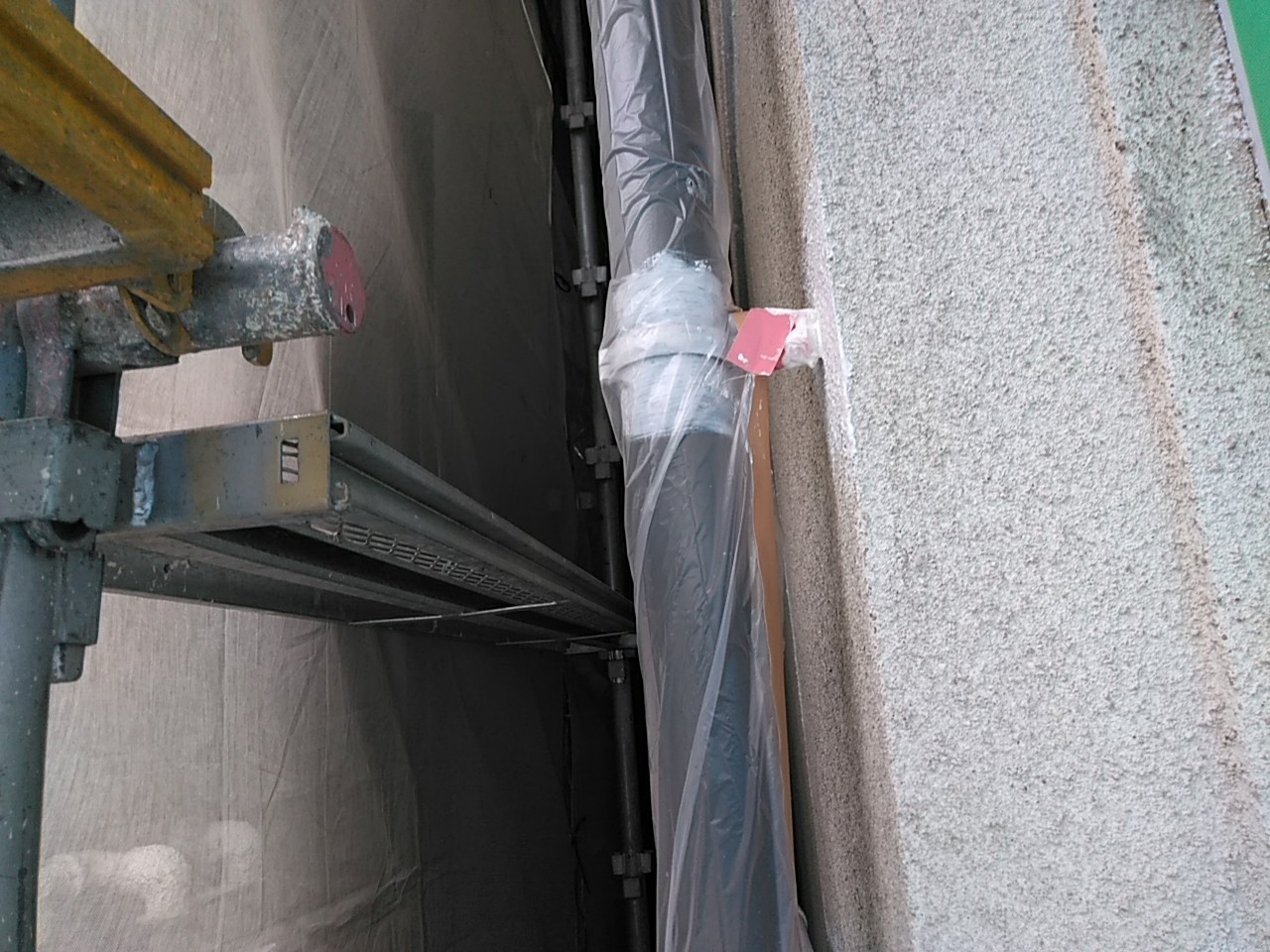 樋取り付け金具錆止め塗布