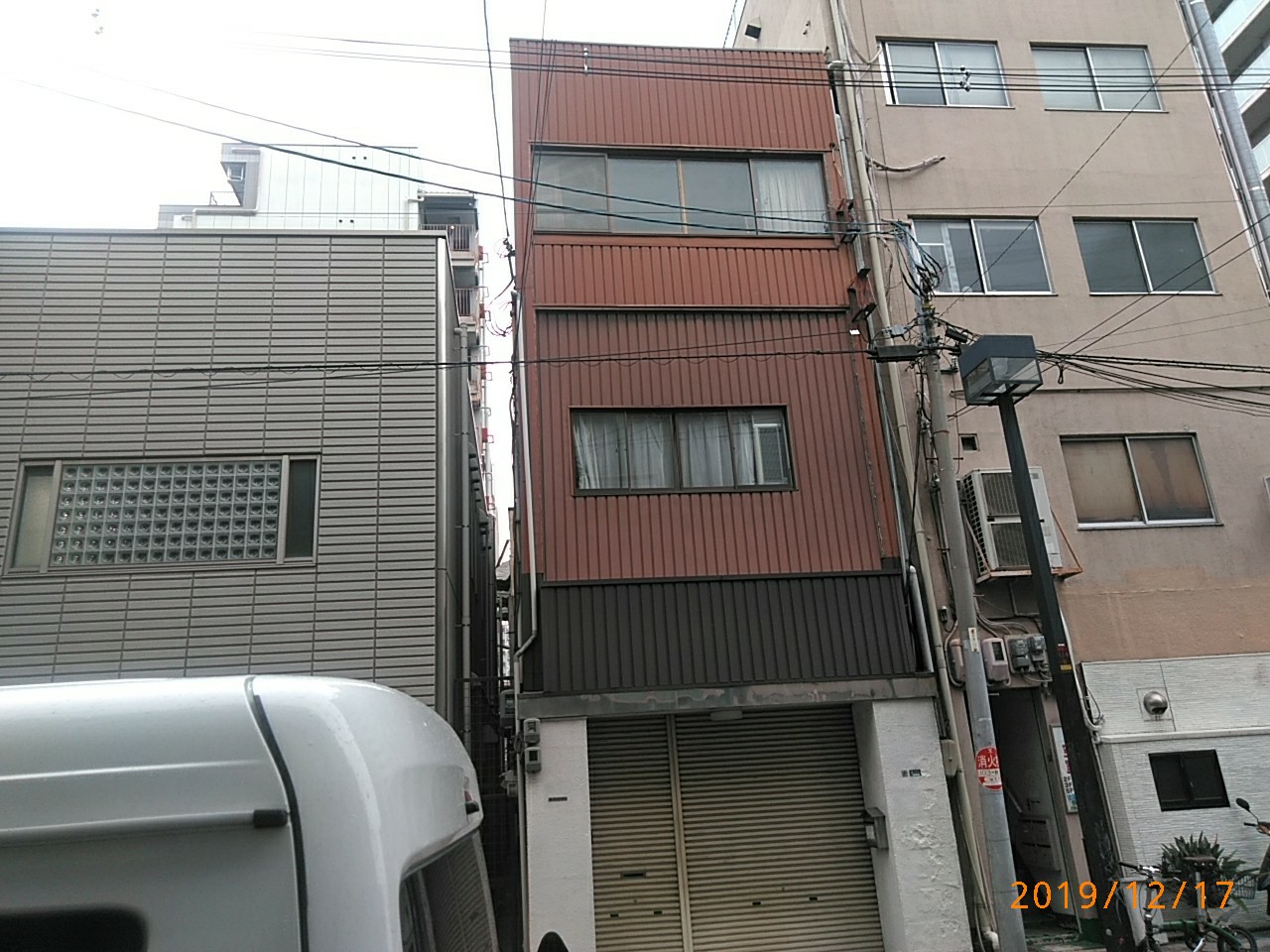 大阪市内の３階建てビルは間口4.2ｍです。意匠性を求められています。