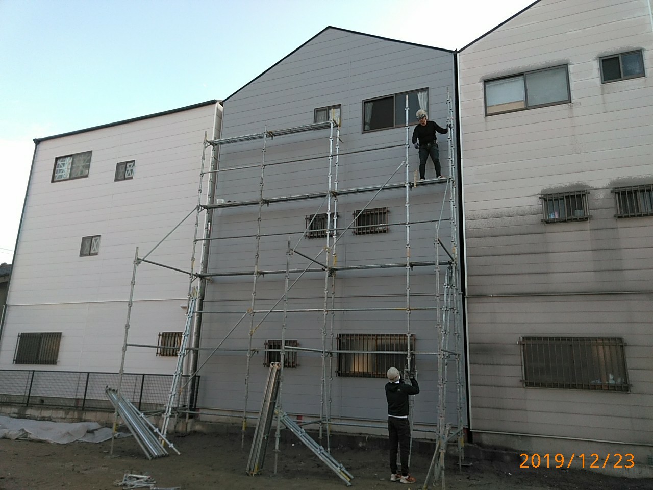 大阪市淀川区の現場は足場解体後に基礎部分の補修工事を行っています。