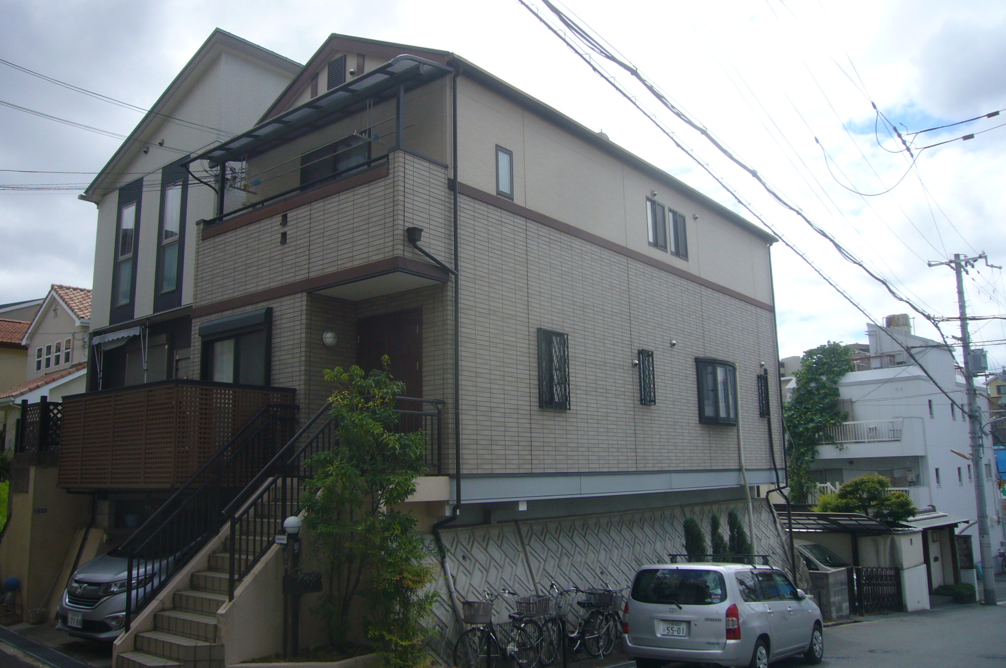 吹田市で外壁サイデイング２色塗りの現場調査を行っています。