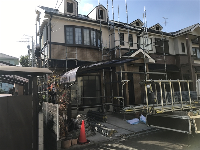 高槻市のO様邸の足場の解体工事です。波板の取付も行いました。