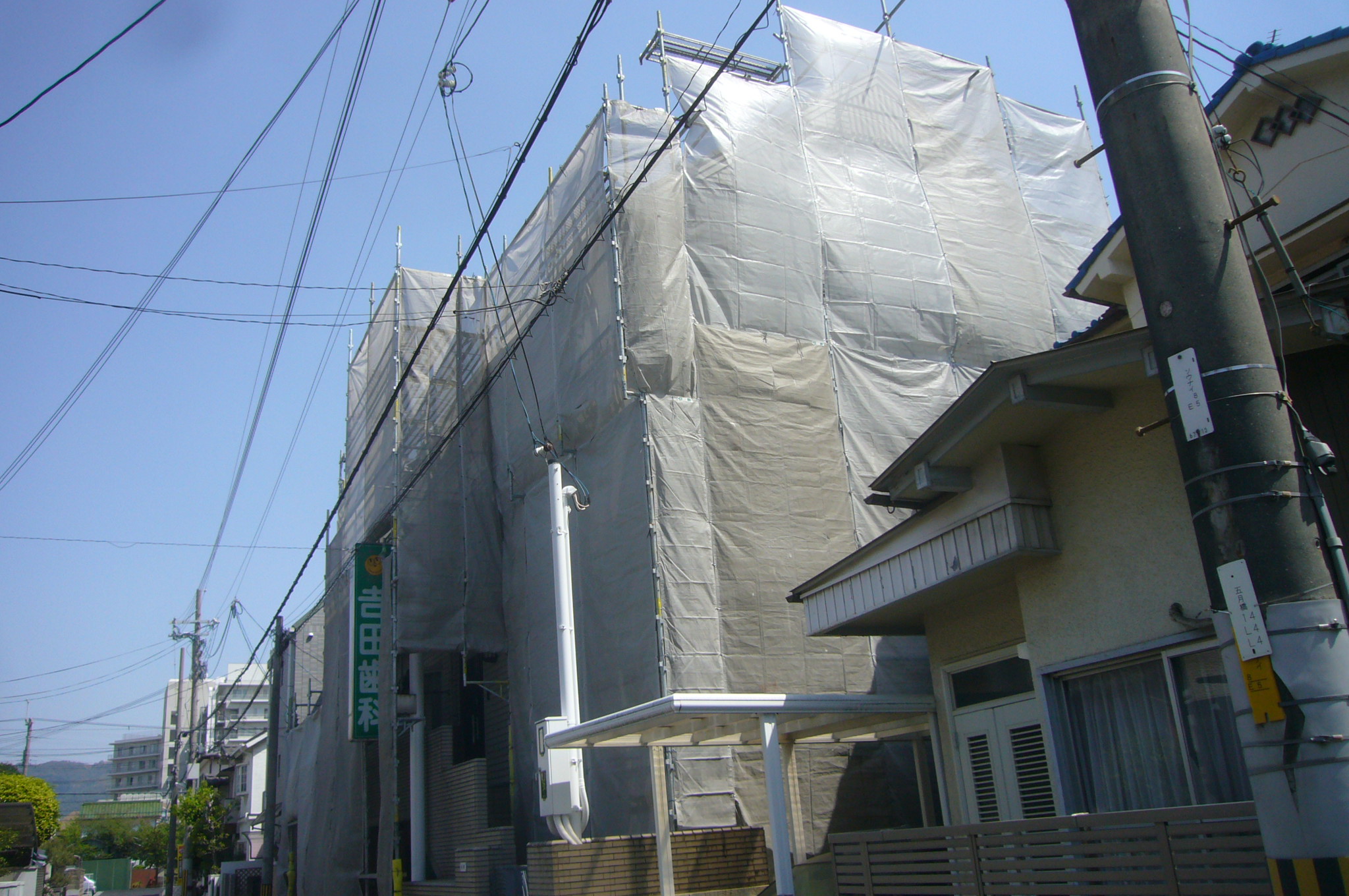 高槻市でALC３階建て外壁と急勾配の屋根工事を施工中