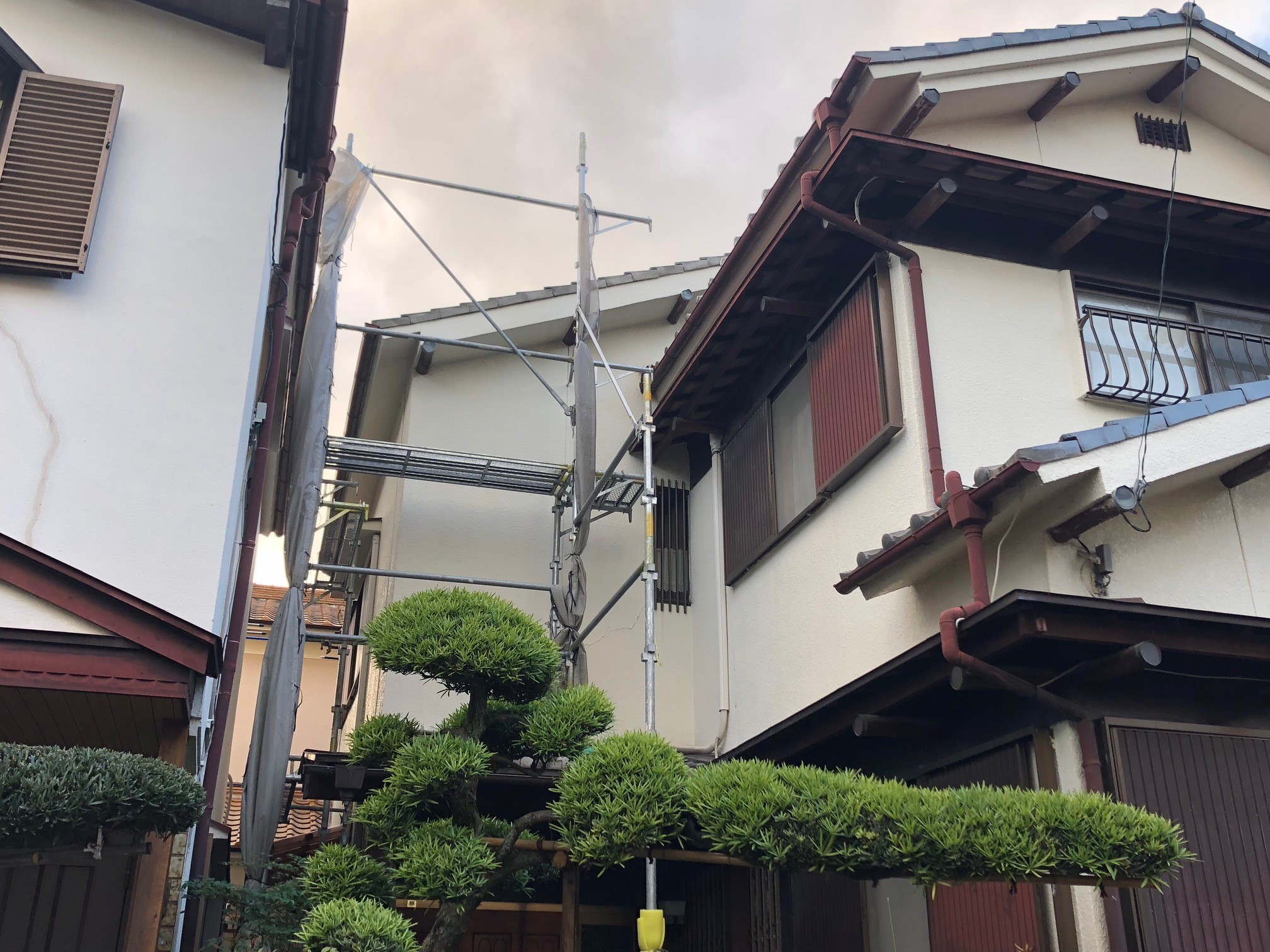 吹田市で金属サイディングを張る現場の足場が組みあがりましたので、屋根の点検もしてきました。