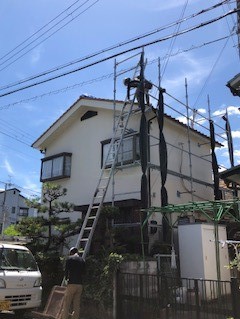 摂津市の屋根瓦工事、本日着工いたしました。