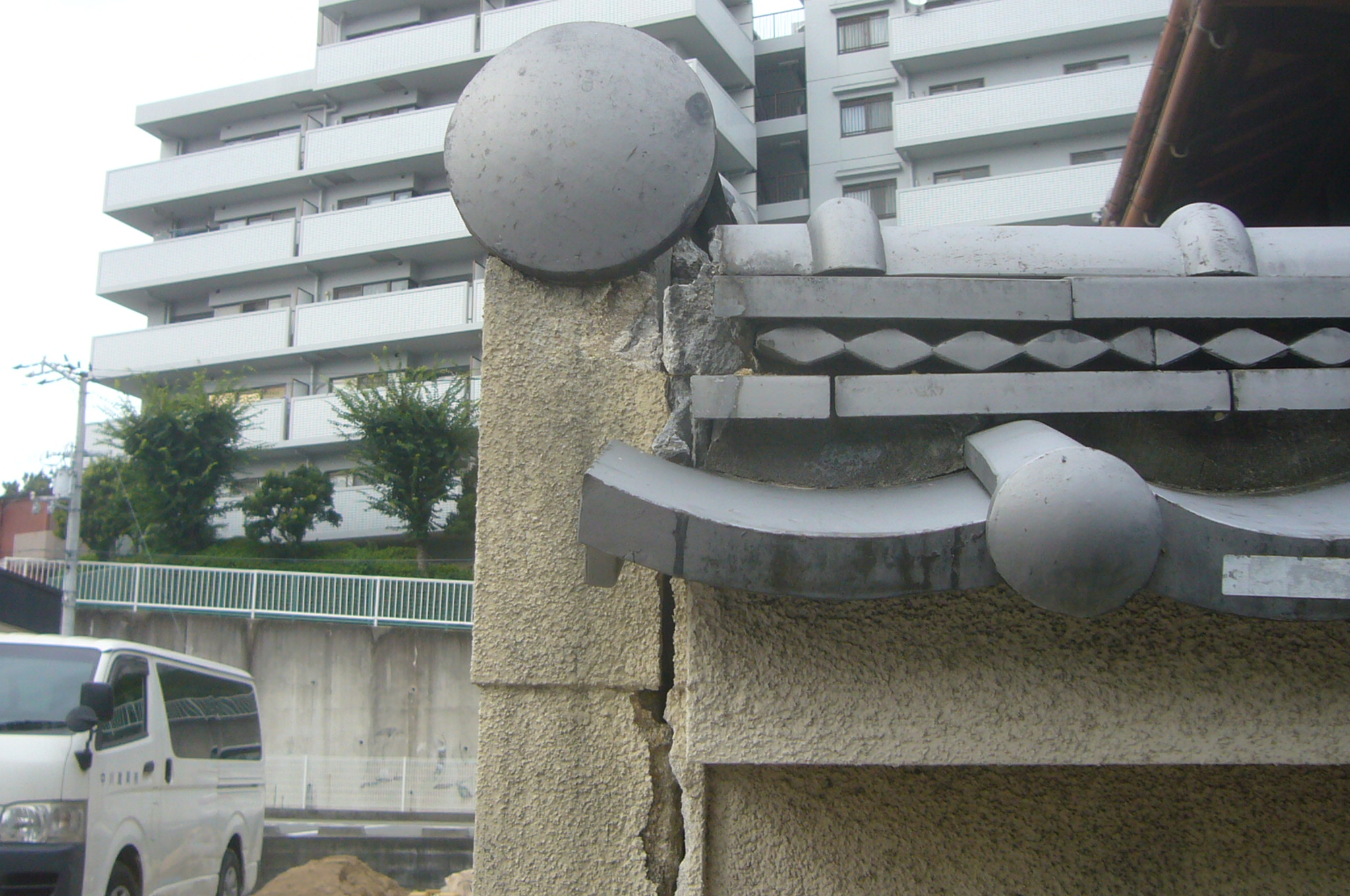 ブロック塀亀裂