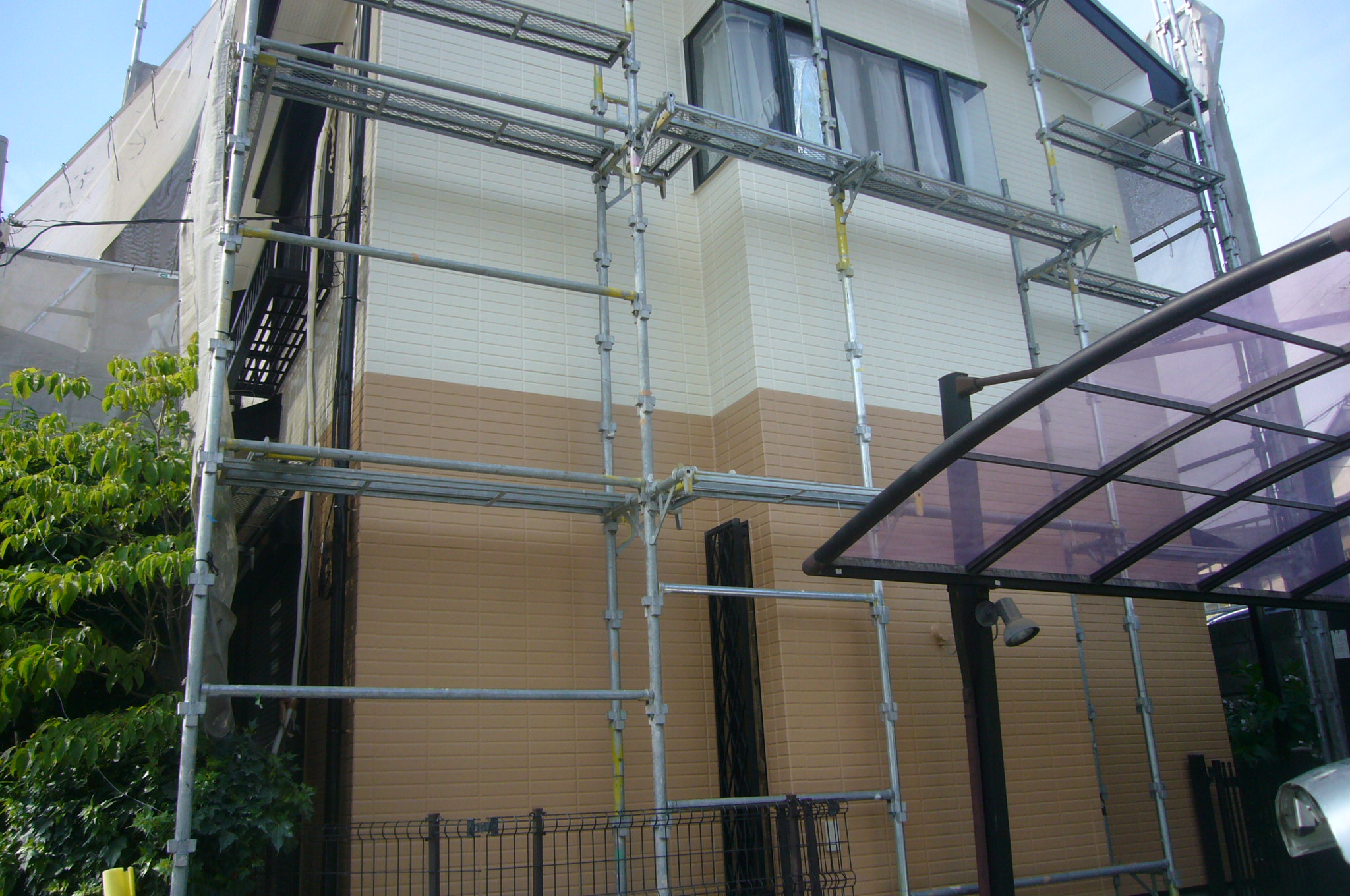 箕面市の外壁と屋根塗装は足場解体を残すのみとなりました。