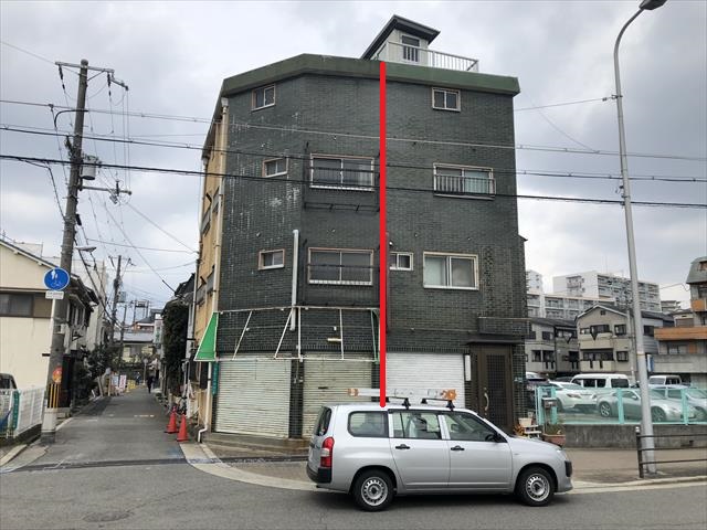 箕面の４階建てビルでは災害による被害と雨漏りが酷くお困りです