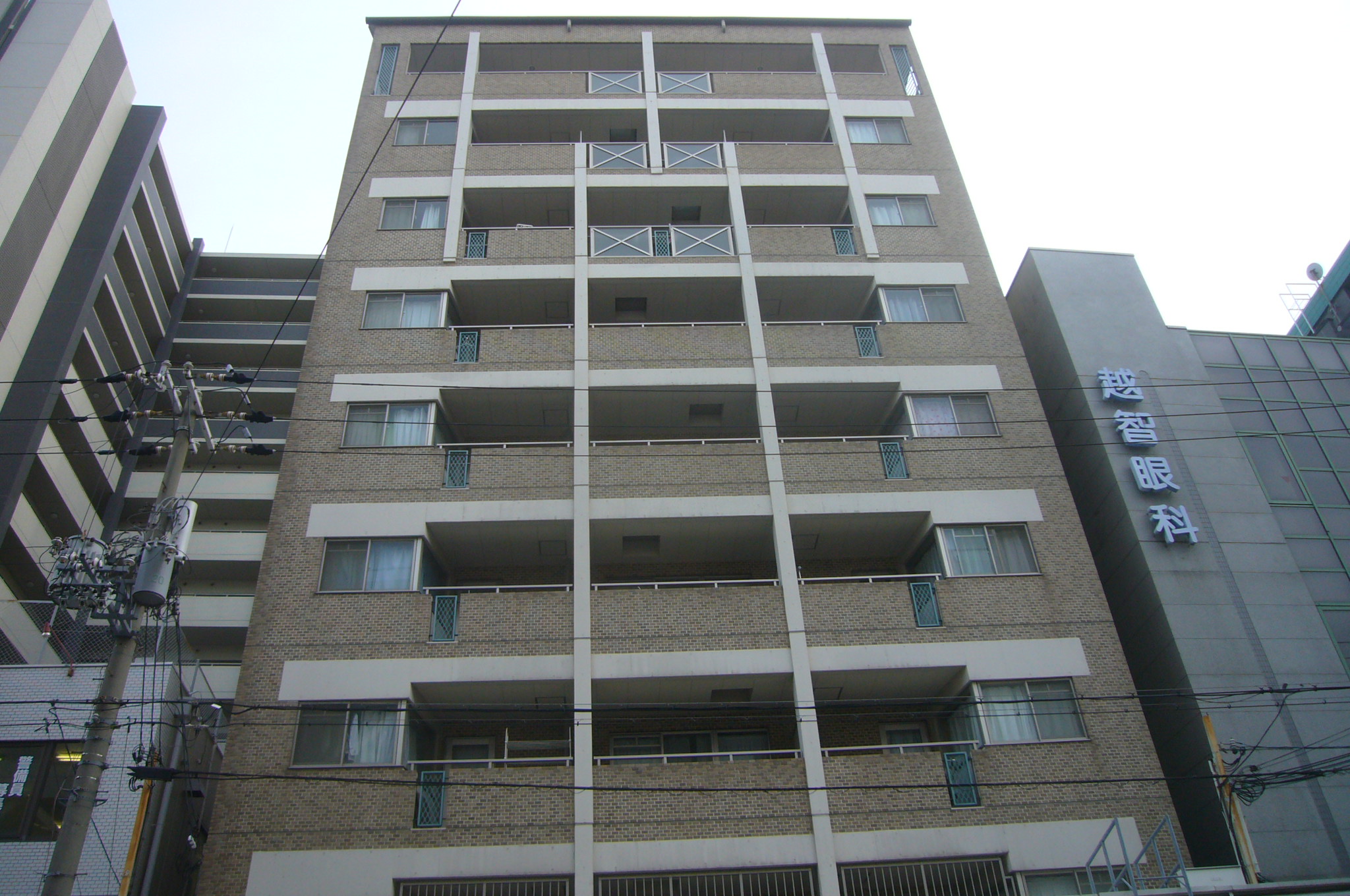 吹田市で外壁タイル貼り９階建てマンションの現場調査を行いました。
