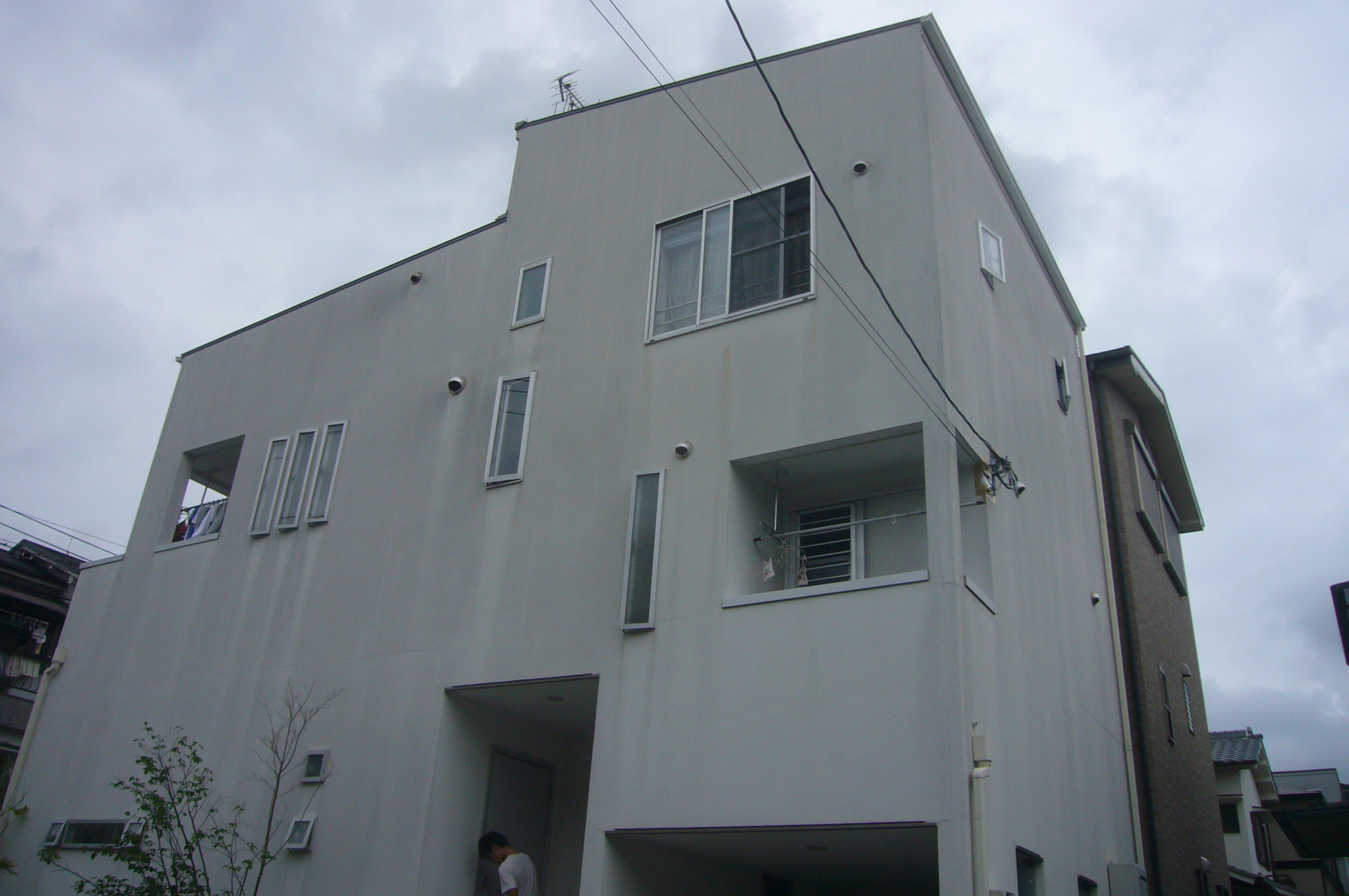 吹田市で地震の揺れで外壁が落下しました。