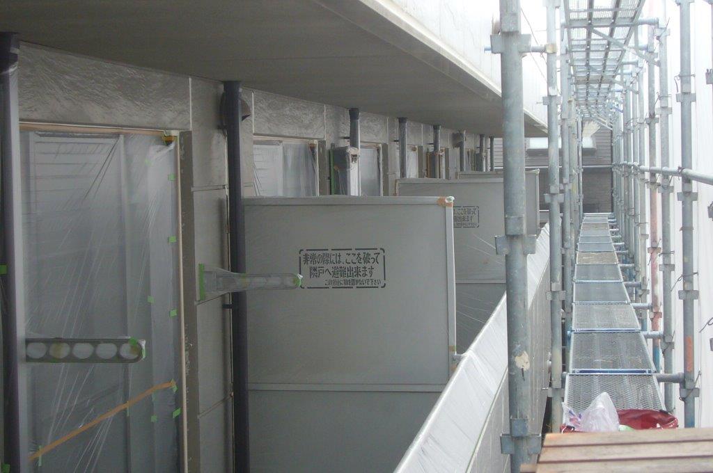 高槻市の集合住宅のバルコニーのシーリング打ちと避難誘導灯の交換を行いました。