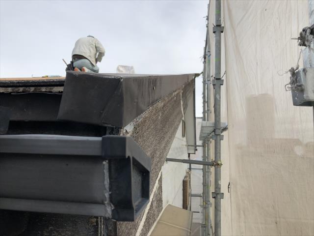 摂津市にある３階建て住宅の台風被害による板金の補修工事を行いました。