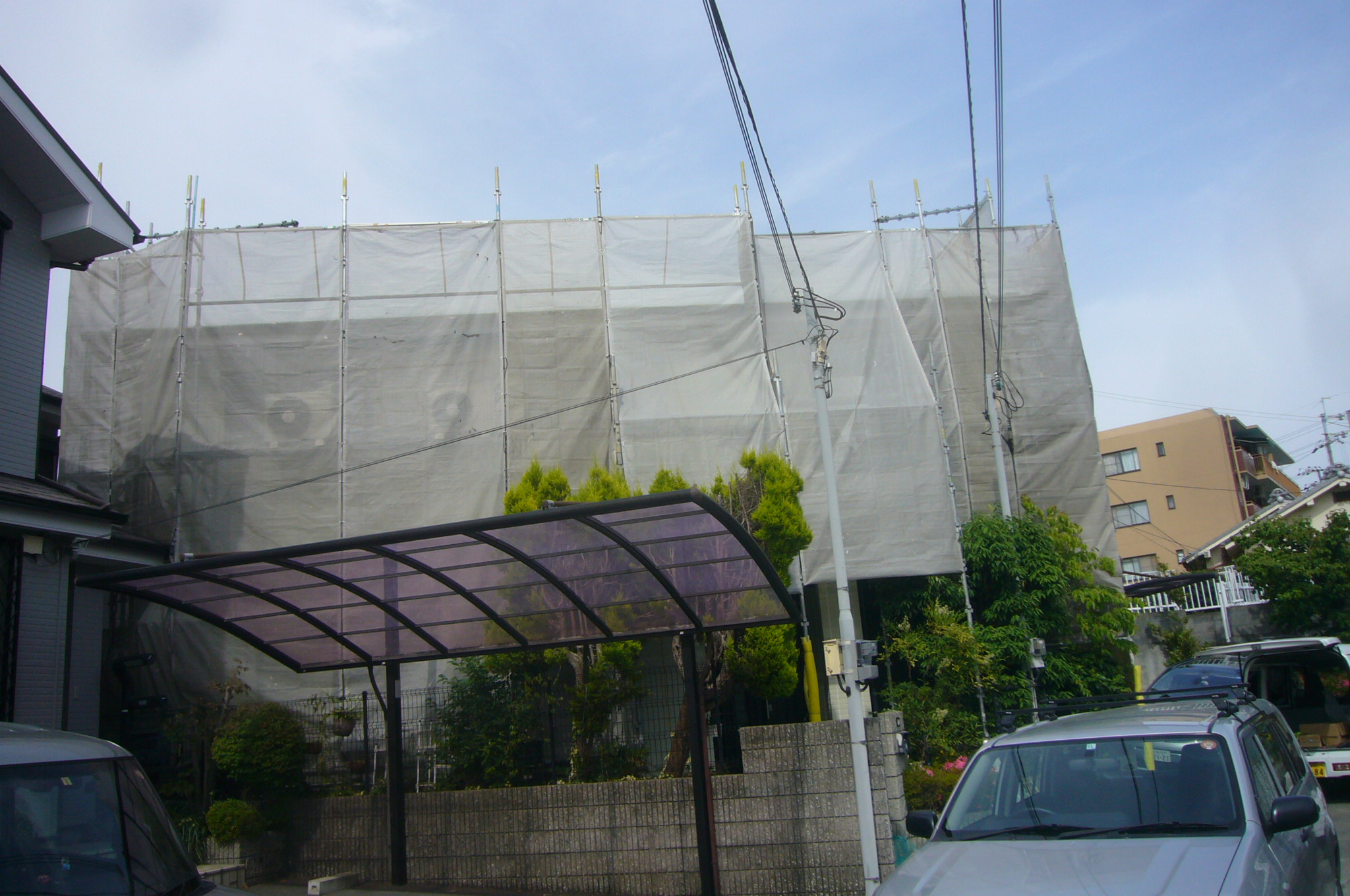 箕面市でタイル調サイデイングと屋根塗装始まりました。