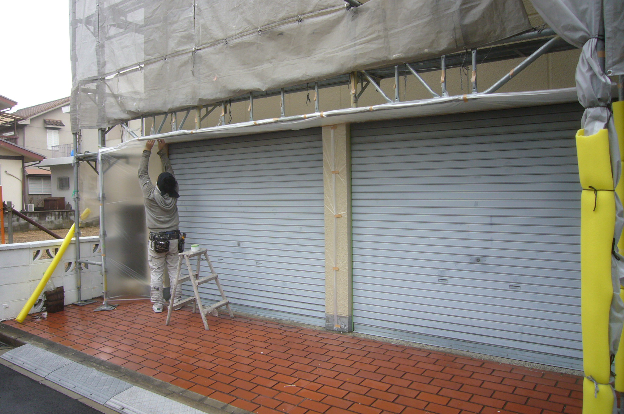 東大阪市でＡＬＣ３階建ての外壁塗装、屋上防水工事は築４０年の建物です。