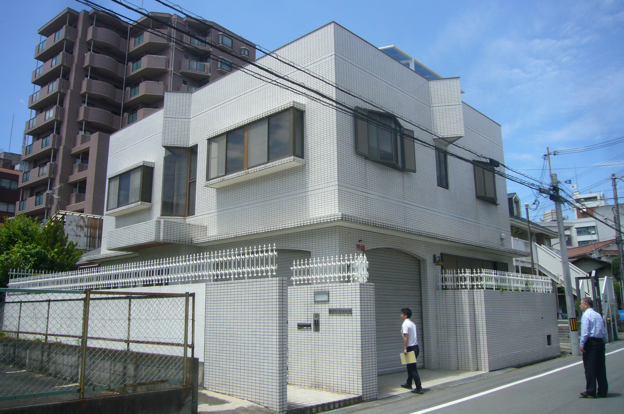 豊中市で外壁タイル貼り住宅の雨漏り調査に伺いました。