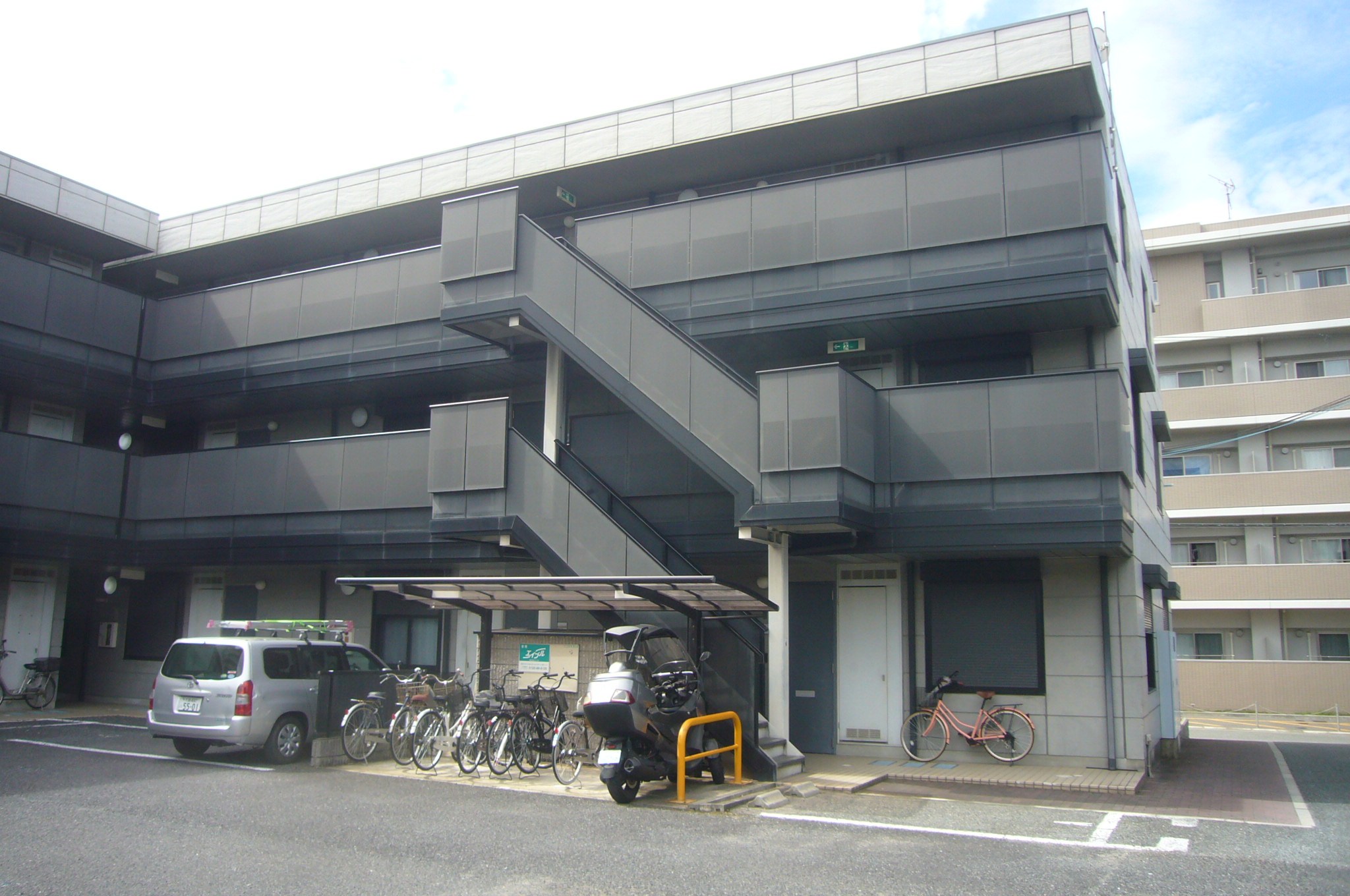 高槻市で台風被害及び外壁の劣化状況の調査に伺いました。