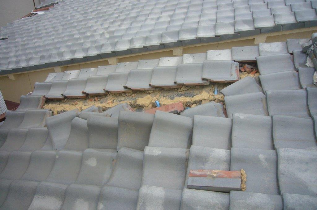 吹田市で瓦屋根が台風被害を受けたお宅でカラーベストに葺き替えるため撤去作業を行いました