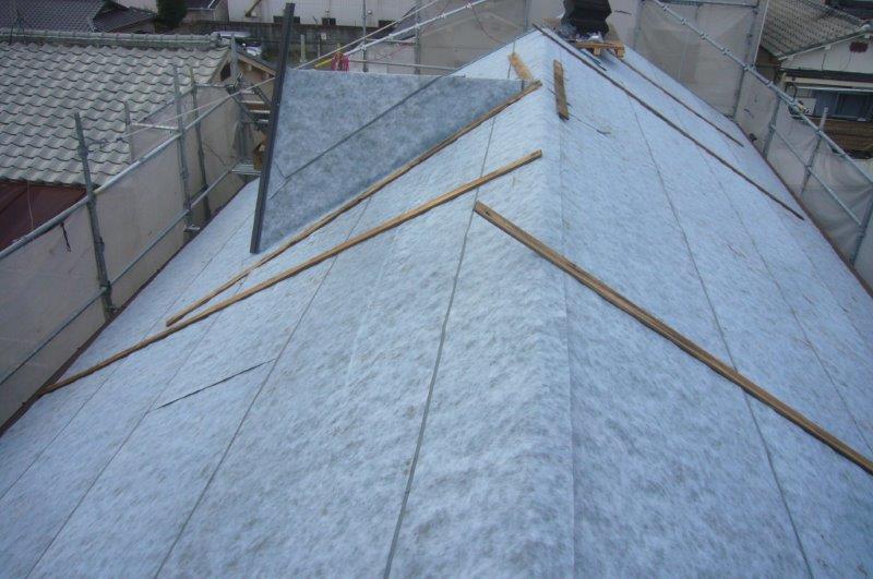 吹田市ではカバー工法で大屋根と下屋の葺き替え工事が進行中です