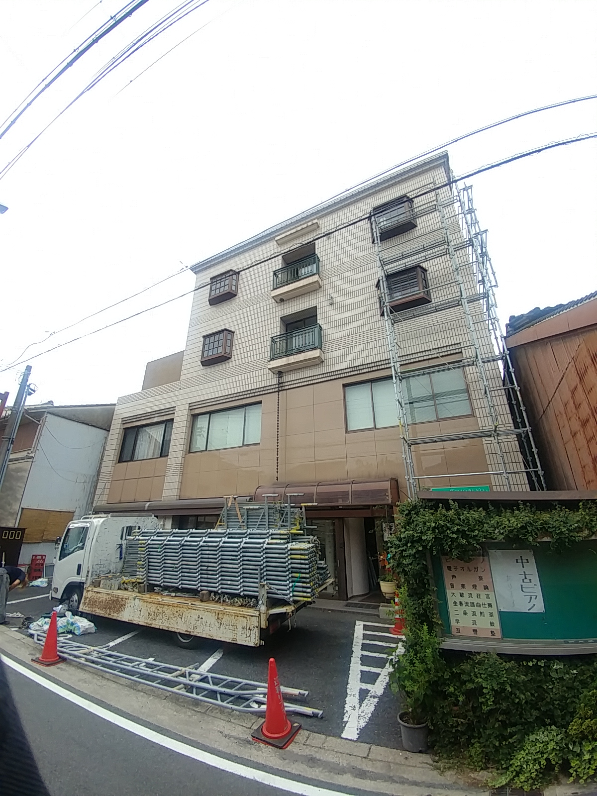 5階建ての鉄筋コンクリート造のビルで外壁塗装が着工しました