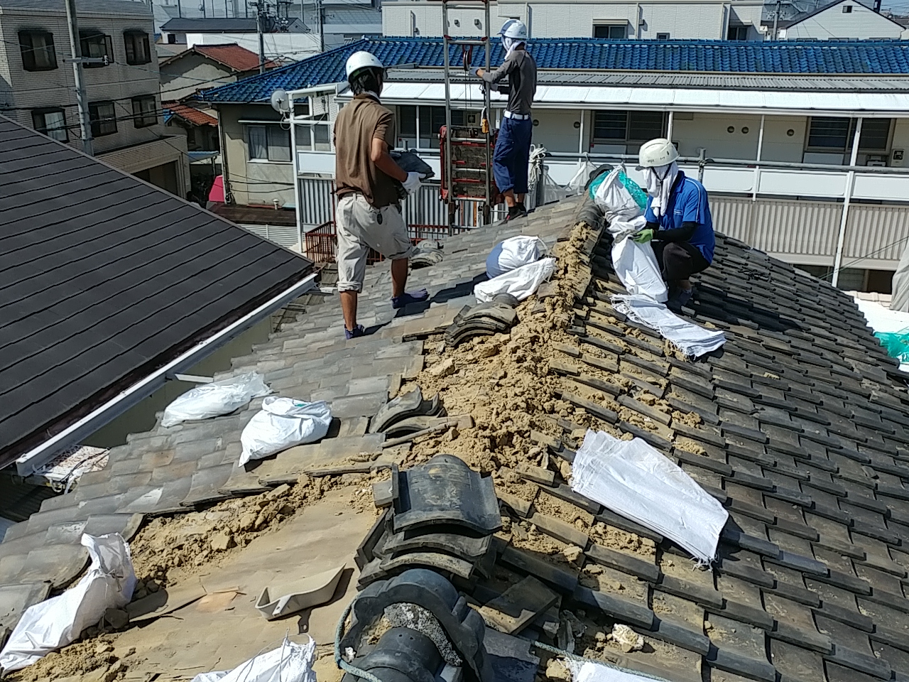 地震の被害があった屋根の葺き替えが吹田市で着工
