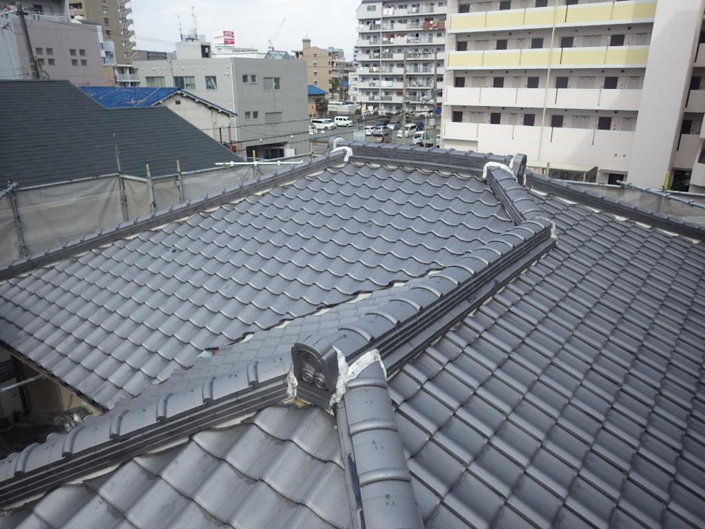 吹田市で木造2階建ての瓦屋根を軽量な金属屋根に葺き替え