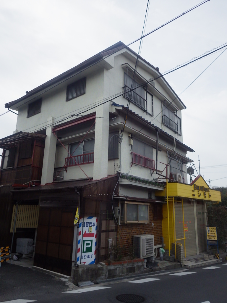 吹田市の店舗付き住宅で塗装工事のための足場を設置しています