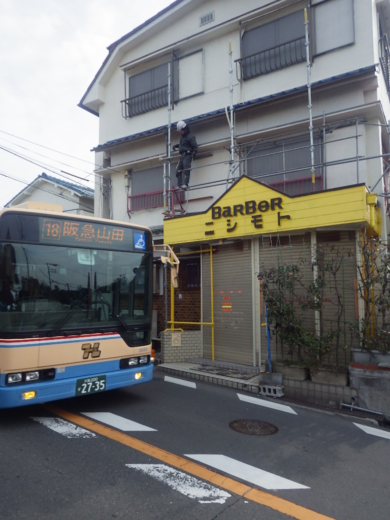 現場前をすれすれにバスが通る