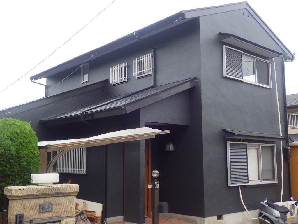 壁も屋根もブラックでまとめたカッコいいおうち！