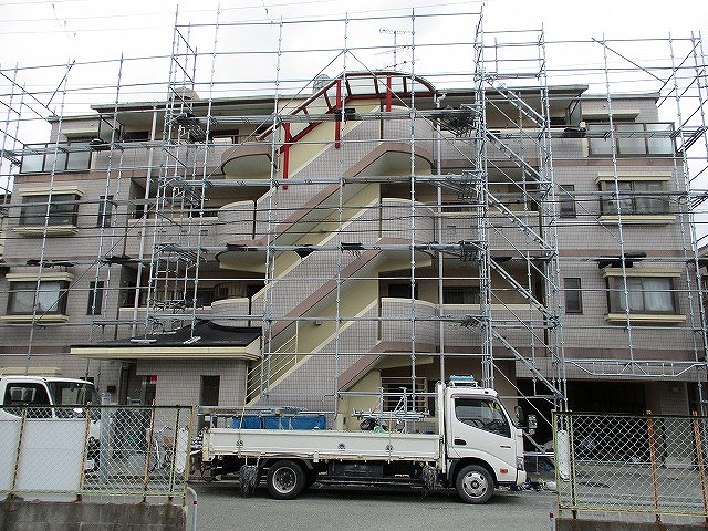 吹田市の外壁塗装後の足場撤去と注意点：建物への影響解説