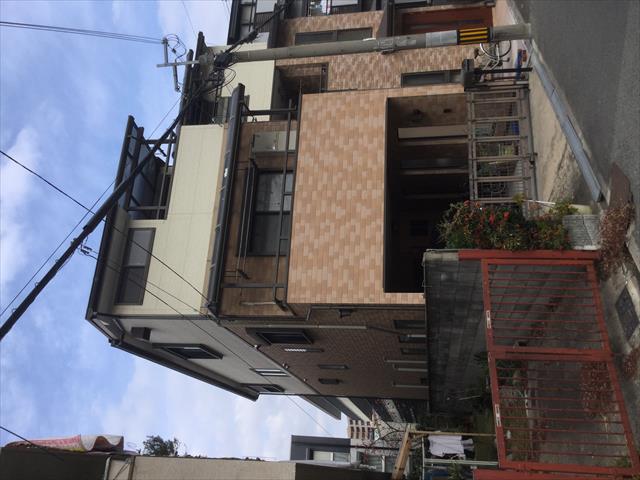 淀川区にて隣家との間が狭い現場で塗装工事のための足場を組んでいきます