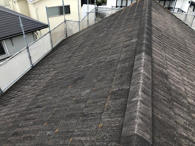 吹田市で着工中の現場で外壁、屋根の高圧洗浄を行いました。