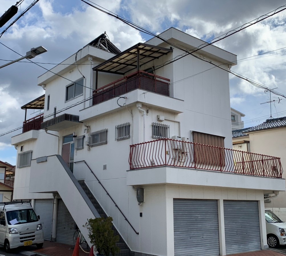 東大阪市の３階建て住宅の外壁塗装をお考えのお宅へ現場調査に伺いました。