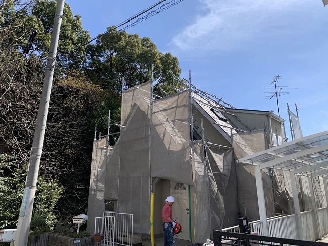 箕面市の山頂付近に立つ２階建て住宅の外壁・屋根塗装工事が着工