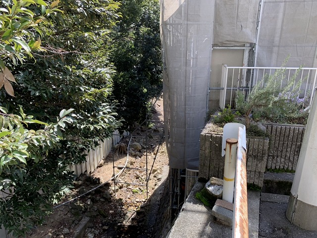 足場架設　崖