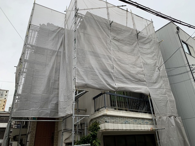 池田市で３階建て住宅の外壁塗装が着工！足場架設後、洗浄中です