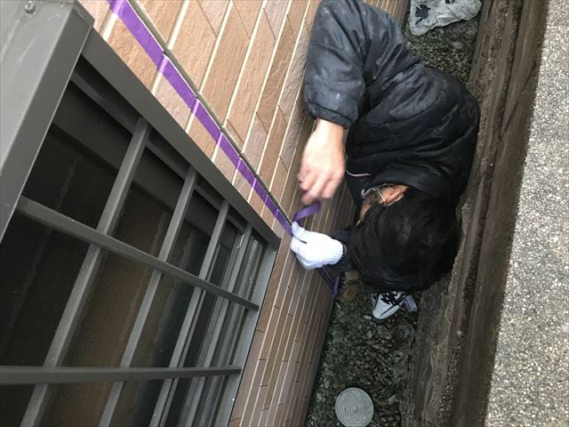 淀川区の３階建て住宅にてサイディング外壁のシーリングを充填していきます。