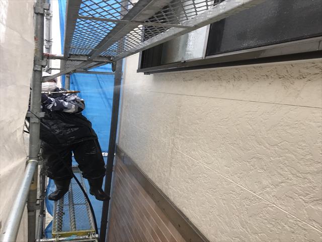 淀川区３階建て木造サイディングの外壁塗装を行う前に下準備を！