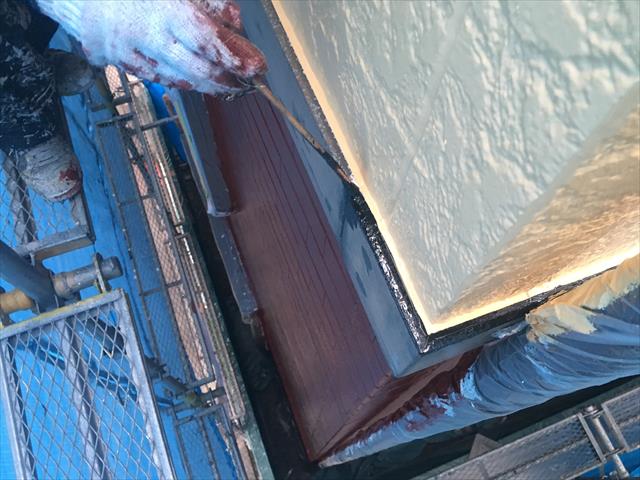 淀川区の３階建て住宅の外壁塗装、屋根塗装工事の最終工程！付帯部を塗装していきます！