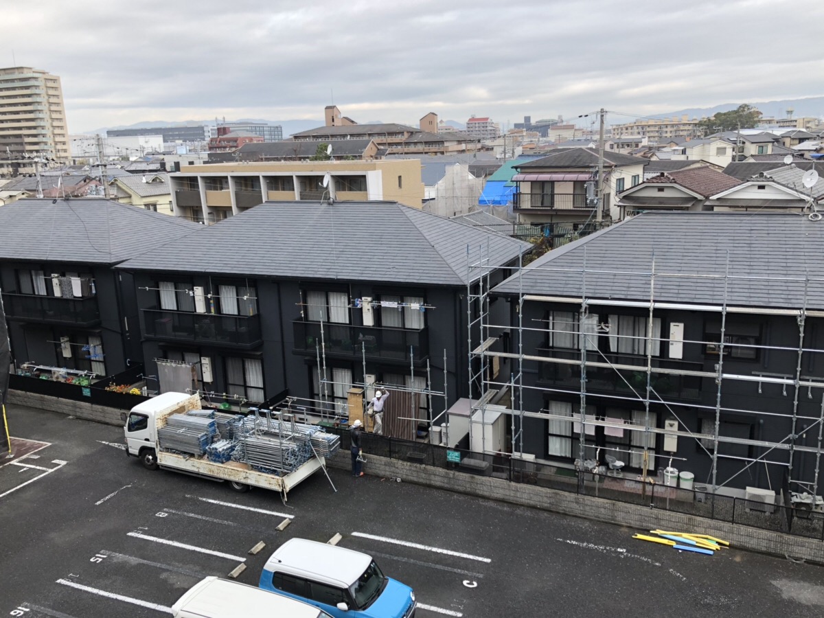 高槻市の集合住宅のカラーベスト屋根の台風による被害状況と修繕方法は