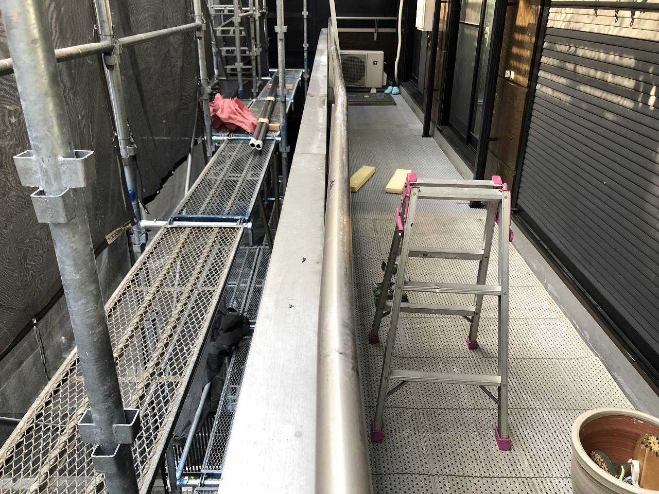高槻市の集合住宅でベランダ手すり取替工事を行いました。