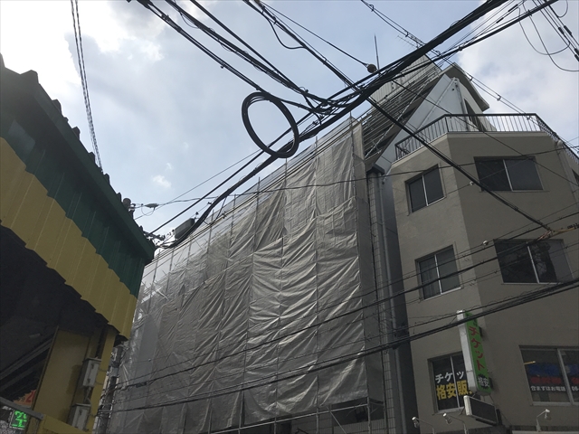 淀川区にてビルのシングル屋根葺き替え工事が終わり足場を解体しました