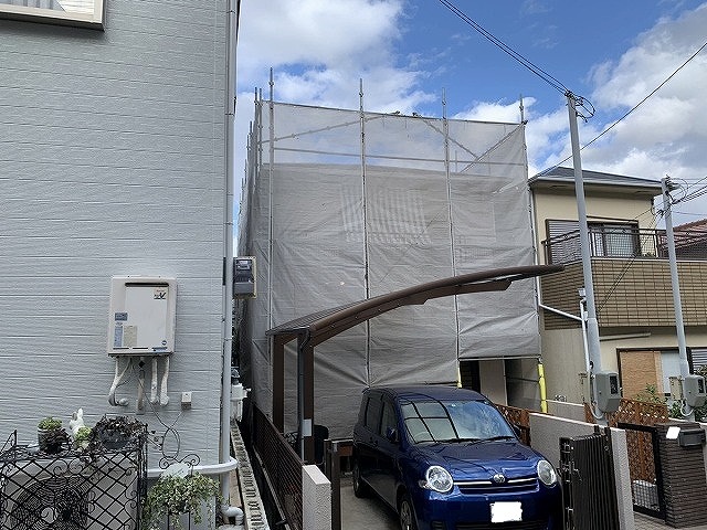 吹田市の２階建て住宅では足場架設後、養生し錆止めを塗りました