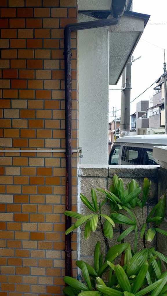 竪樋に広がる錆
