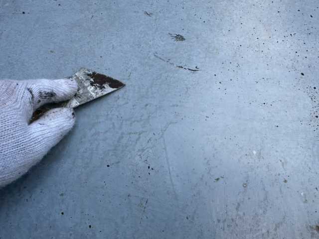 床面の塗膜を剥がす作業