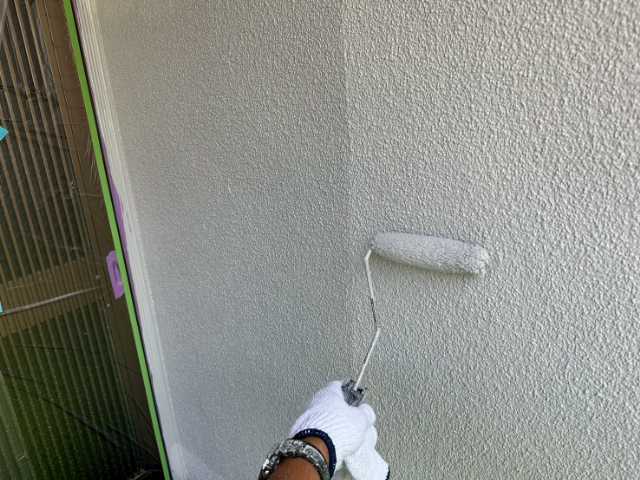 窓横外壁の塗装中